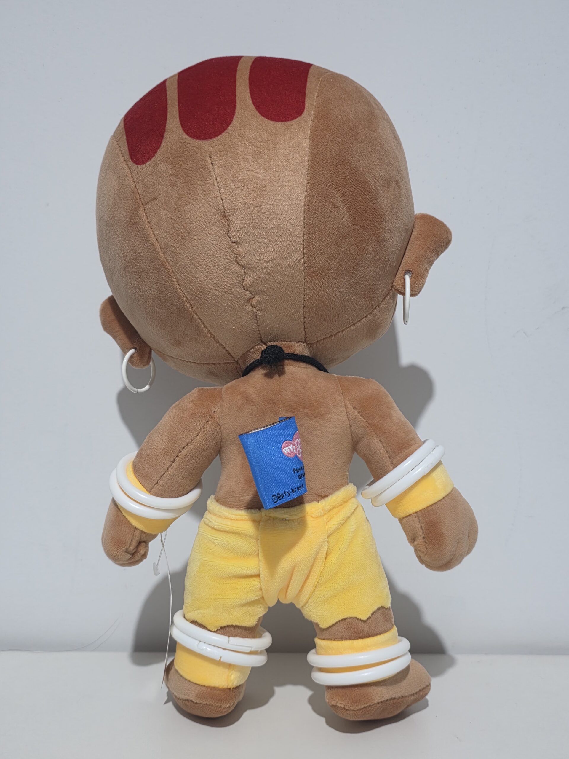 Pelúcia Antialérgica 30 cm Dhalsim Street Fighter oficial CAPCOM - Imagem 6