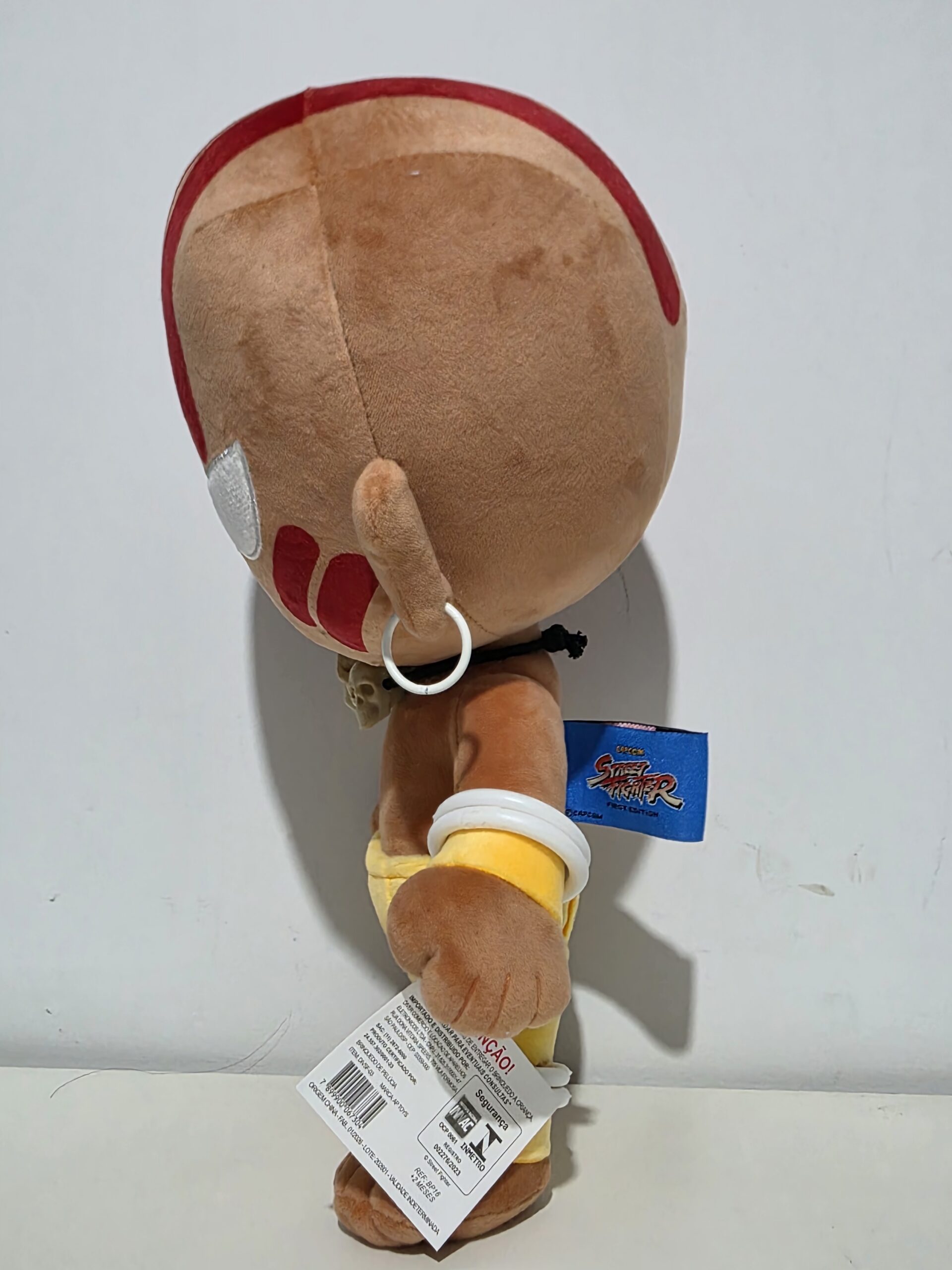 Pelúcia Antialérgica 30 cm Dhalsim Street Fighter oficial CAPCOM - Imagem 4