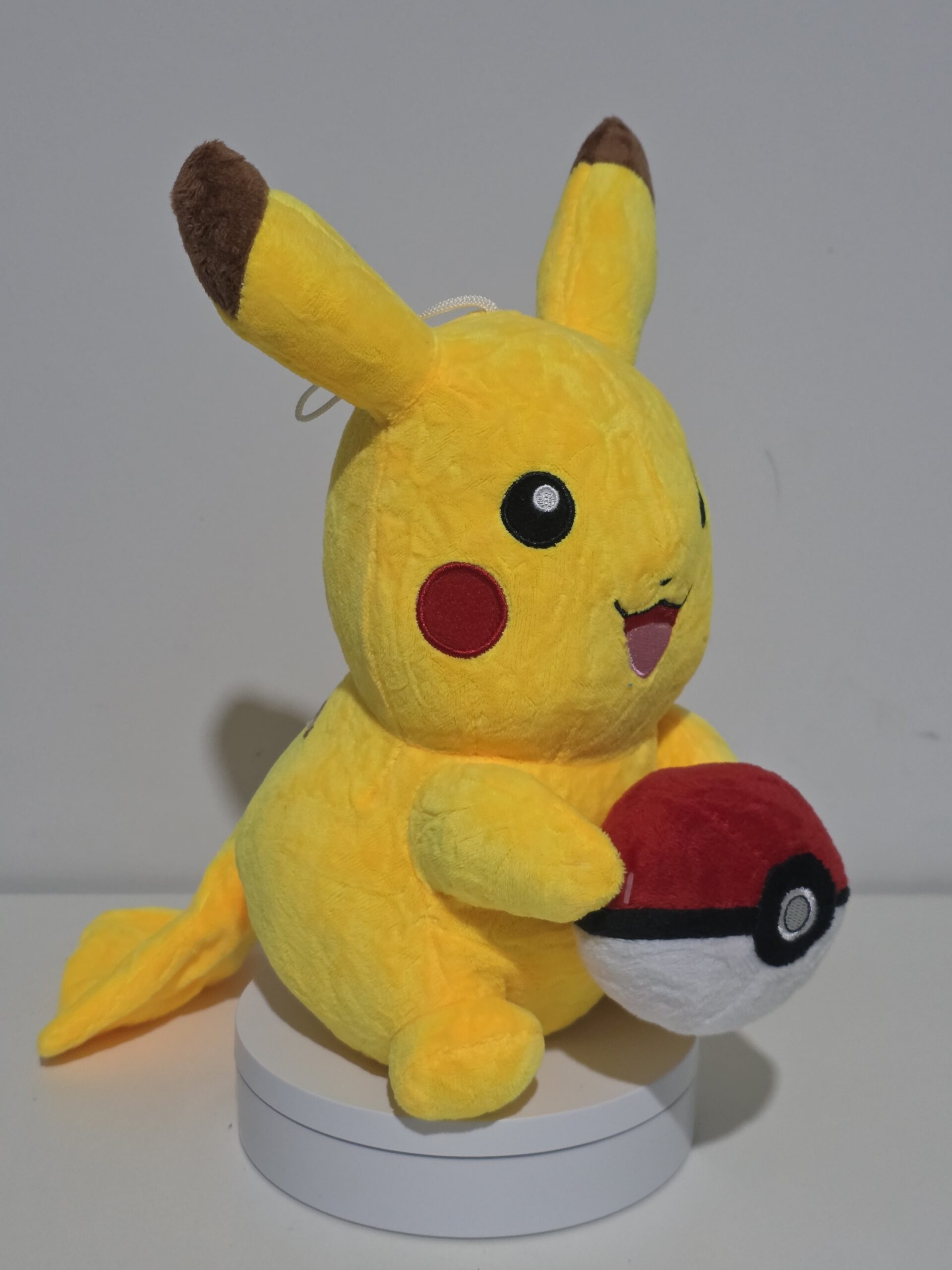 Pelúcia Antialérgia 23 cm Pikachu Pokebola | Pokémon - Imagem 4